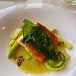 フレンチ ベイ・ビュー - ヒラマサとバジルソースで、皮目にチーズつけて焼いています。パリパリでグッド