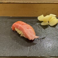 まんてん鮨 日比谷オクロジ店 - スタートのトロは期待を高めてくれます。