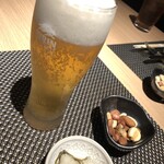 すきや 川また - ドリンクにはミックスナッツと漬物がお通しでセット