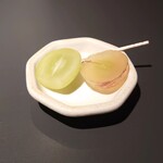 揚雫 - 左:シャインマスカット､右:ピオーネ