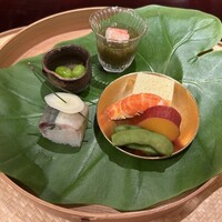 壽山 - 八寸：アジの棒鮨・だだちゃ豆・北海島えび・新銀杏・カステラ玉子など