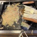 江戸前汽船 もんじゃ屋形船 - エノキバター美味しくておかわり。ソーセージは注文1回のみ