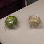 殿町の茶屋 - その味は、長芋が入っているため独特のもっちりした食感が楽しめ
            餡の甘さはしっかりとして食べ応えがある事や
            そばまん、よもぎまんそれぞれに素材の香りが良く効いて
            非常においしい独特の食感の饅頭です。