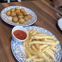 ミゲル フアニ 新宿タカシマヤ タイムズスクエア店 - 手前: ポテトフライ＆ピリ辛ブラべソース、奥：塩タラのクロケッタ(スペイン風コロッケ)