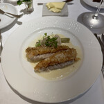 フランス料理研究室 アンフィクレス - 3皿目
      新潟県産 尼鯛の松笠、蛤の出汁のソース、蛤、ウイキョウ。