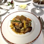フランス料理研究室 アンフィクレス - 4皿目
      リドヴォのフリカセ、セップのソテー、ハチノス。