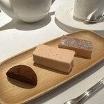 フランス料理研究室 アンフィクレス - ・ギモーブ
      ・マンダリンオレンジのパートド・フリュイ
      ・トリュフショコラ