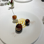 フランス料理研究室 アンフィクレス - 7皿目
      黒イチヂクのシロップ漬け、シナモン、クリームチーズと生クリームのホイップ。クリームチーズのムースとさくらんぼ。