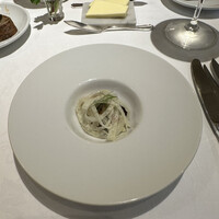 フランス料理研究室 アンフィクレス - 1皿目
                北海道産水タコの白ワイン煮。