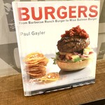 マンチズ バーガー シャック - さりげなくバーガーズの本があります。