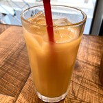 マンチズ バーガー シャック - 100％オレンジジュース。