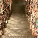 マンチズ バーガー シャック - 1階への階段。