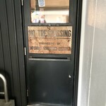 マンチズ バーガー シャック - 1階の入り口。