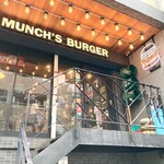 マンチズ バーガー シャック - 店舗入り口付近。