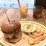 マンチズ バーガー シャック - ゴルビージャックチーズバーガー、フレンチフライ＆コールスロー＆オレンジジュース。