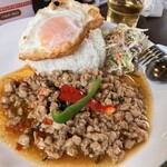 タイ料理 バーンラック - こちらはガパオのフルサイズ辛口