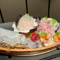 いけす無門 新宿 - 活カワハギ造り、活イカ造り、活石鯛造り、赤貝、まぐろ赤身