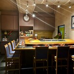 しほう田 - 暖簾を潜り、カウンター席へ♪ひょっこり親方さん♡