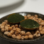 オトワ レストラン - アミューズ　玉響煎茶の茶葉のタルト