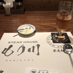 黒毛和牛 ステーキハウス もり川 - 粉チーズ眺めてスープ待ち、こちらを頂く前にサーモン、生肉スライス、生肉タルタル頂きました。