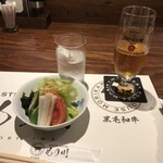 黒毛和牛 ステーキハウス もり川 - 生野菜とわかめ、新鮮で美味しいです。