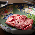 ホルモン しま田 - 料理写真:数量限定の贅沢な一品　”厚切り特選タン塩”