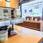 加賀 - 角地なので、二面から外光が入る明るい店内です。