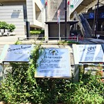加賀 - お店は、"オペラ通り"の起点(甲州街道)です。