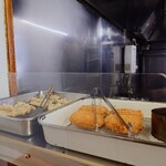 加賀 - "牛肉コロッケ"と"ちくわ天"だけ、揚げ置きがあります。