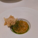 Restaurant KAITO - 海老：赤海老、蕪、冬瓜、林檎をあわせた円盤型のタルタルの上にコンソメのジュレがかけられ、ディルの新芽のサラダが飾られています。周囲（下）にはハーブオイルが注がれ、ヘーゼルナッツのチュイールが添えられています。チュイールを崩しながらタルタルとコンソメ、ハーブオイルと共にいただくとメチャメチャ美味しいです。