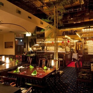 【カウンター席：4席・テーブル席：45席】少人数からご利用可能◎寛げる癒しの空間