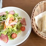 TWELVE ON THE PARK BAR & GRILL - ランチサラダ、ブレッド