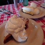 Troubadour - チェリーパイ（＋ホイップクリーム）＆ココナッツクリームパイ