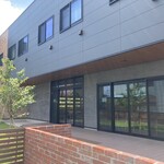 Bread Land HOME GO ROUND 本店 - 店舗の前には綺麗な芝生が！