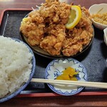 おとも苑 食堂 - 茶色い岩山とてんこ盛りの白い山