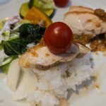 キッチン ブルー グローブ - トマトを乗せるも、溢れるよな？