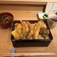 かが万 - とうもろこし海老3匹、穴子、舞茸、蓮根、南瓜他、ワカメとエノキの赤だし、胡瓜と大根の香の物がついて税込み2,000円、ありがとう