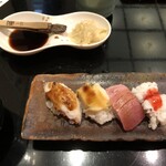 えんどう寿司 京橋店 - タコ、鮑？トロ、鱧の梅肉かけ、あと一つは胃の中へ