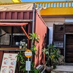 モセス カレー - ちょっと分かりづらい場所ですが、目印は黄色いバスストップ。しあわせ行きと書かれていました ♡⁠(⁠Ӧ⁠ｖ⁠Ӧ⁠｡⁠)
