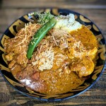 モセス カレー - カレーは、大きなお皿に所狭しと盛り付けられて、なんとも良い香り、ご飯を少なめにお願いしましたが、マジですか？のボリューム感です。