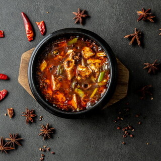 独自開発の調味料を使った麻婆豆腐や、お酒に合う一皿が魅力◎