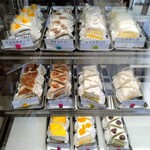 アンパルファンピュール - ショーケースに並ぶ100円ケーキ