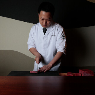 目利きのバイヤーと和食一筋の料理長がタッグを組む炉端焼き店