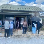 食煅 もみじ - 開店数分前の写真※入り口前