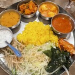 スパイスヘブン - ランチバイキング(1,100円) のチキンキーマカレー、たまごカレー、ドライベジタブルカレー、豆カレー