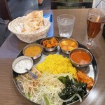 スパイスヘブン - ランチバイキング(1,100円) のチキンキーマカレー、たまごカレー、ドライベジタブルカレー、豆カレー