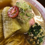 らあめん サンド - トロトロの茄子の煮浸し、清涼感たっぷりの薬味、ネバネバモロヘイヤが美味しい！