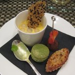 ラ サントゥール - (ランチフルコース)小菓子のほうじ茶のブランマンジェは遅くなったお詫びとのこと