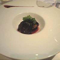 ブリーズ オブ トウキョウ - フランス産フォアグラのポワレ　牛頬肉の煮込みと焼リゾットを添えて