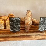 天然こうぼぱん とことこ - パイナップルも迷った〜